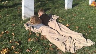 Povestea sfasietoare din spatele acestei poze. "Fac asta de cate ori simt nevoia sa il imbratiseze!"