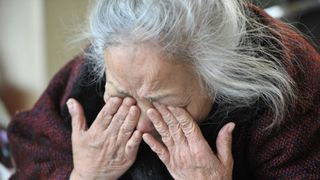 Un barbat a vrut sa-si macelareasca parintii cu un satar. Agresorul a fost retinut