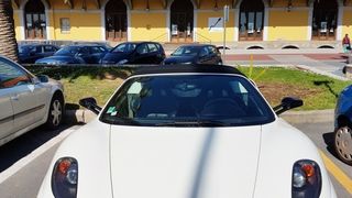 Un barbat care conducea un bolid de 300.000 de dolari a ajuns sa cerseasca bani de benzina. Ce au descoperit politistii