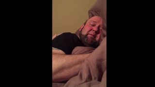 Ce a descoperit o femeie, in pat, langa sotul sau adormit. Imaginile au devenit virale