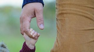 Un barbat din Bacau, retinut dupa ce si-a batut copilul de cinci ani cu bestialitate