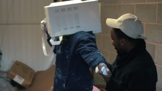 Un youtuber popular din Marea Britanie si-a cimentat capul intr-un cuptor cu microune. Salvatorii au reusit, cu greu, sa-l salveze