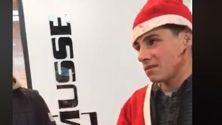 Un copil deghizat in Mos Craciun, agresat de agentii de paza intr-un mall din Capiatala