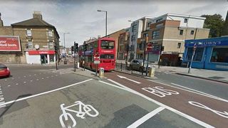 O femeie din Marea Britanie, accidentata mortal de patru masini. Niciun sofer nu a oprit