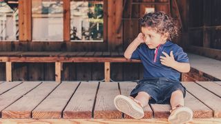 Caz incredibil! Mama drogata si-a uitat copilul de doar trei ani afara! Micutul a murit inghetat!