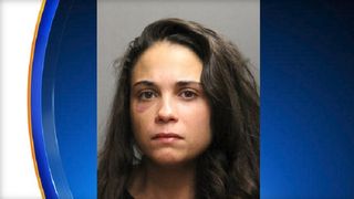 O educatoare a fost retinuta, dupa ce a ars cinci copii cu un pistol de lipit. Un alt cadru didactic a privit fara a intervene