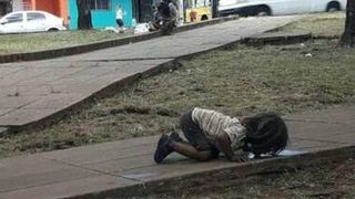 Copiii saraci din Argentina, obligati sa bea apa din balti, de pe strada. Imaginile sunt cutremuratoare