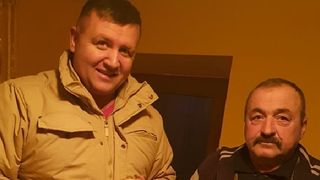 Doi vasluieni sustin ca au descoperit semnul Crucii intr-un trunchi pe care incercau sa-l doboare