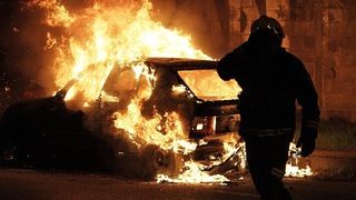 Un barbat din India si-a incendiat ambele sotii din cauza mamei sale