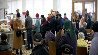 Imagini emotionante. Cum a venit Mosu' la batranii sarmani si uitati de lume de la cantina sociala din sectorul 2