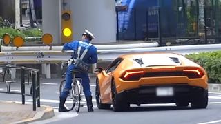 Un sofer de Lamborghini, urmarit de un politist pe bicicleta