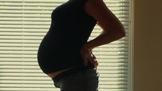 O fetiţă de 13 ani a devenit mamă, fără voia ei:  "A prins-o de păr, a t&acirc;răt-o după el. Mai departe nu ştiu, că a &icirc;nceput să pl&acirc;ngă"