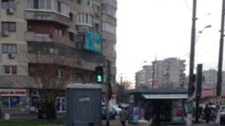 Ca la noi, la nimeni! O toaleta ecologica a fost instalata chiar in mijlocul strazii, pe refugiul de tramvai din statia Calea Ferentari! FOTO