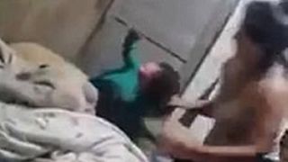 O fetita de trei ani, lovita cu brutalitate si trasa de par de propria mama. Femeia era furioasa fiindca nu isi gasea tableta