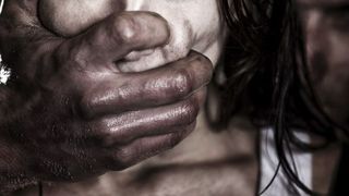 Soc si groaza! Eleva din Iasi, abuzata de un om al strazii in timp ce mergea la scoala