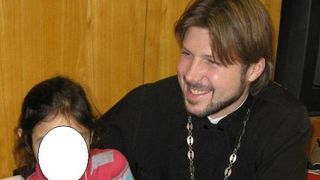 El este preotul care a batjocorit mai multi copii in timp ce acestia erau intr-o tabara - Cine este si ce pedeapsa a primit