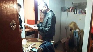 Si-a transformat fiica de 15 ani si o nepoata in prostituate pe care le vinde pe internet. Este infiorator ce au descoperit anchetatorii intr-una dintre camerele in care erau tinute minorele