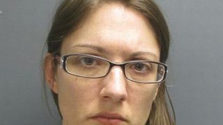 Si-a infometat copiii adoptivi si i-a inchis intr-un dormitor murdar. Cand au sosit la fata locului, politistii au incremenit &ndash; Cum au gasit-o pe una din victime