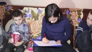 Povestea sfasietoare a fetitei care vinde desene pentru a-si creste fratii. De cand tatal i-a parasit, micutii adorm cu burtile goale, in frig