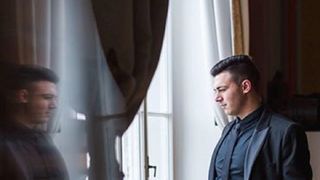 Emotionant! Colegii lui Darius i-au adus un ultim omagiu tanarului mort in accidentul de pe DN 7. S-au adunat in curtea scolii, au rostit cateva rugaciuni si &hellip; Siroaie de lacrimi au curs pentru cel care le aducea zambetul pe buze: &ldquo;Campionii nu mor niciod