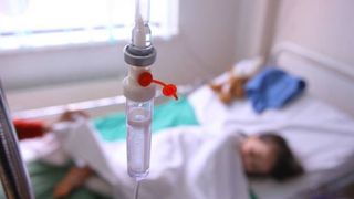 O practica populara printre membrii unei secte pune in pericol viata a sute de copii. Micutii sunt obligati de parinti sa bea clor pentru a se vindeca de o boala cumplita