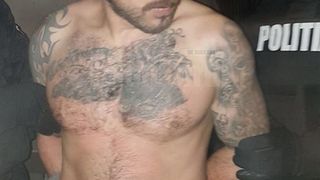 Scandal monstru intr-un sat din Suceava! A iesit la -3 grade Celsius dezbracat pe jumatate, cu un cutit la pantaloni si i-a amenintat cu moartea pe politisti - Si-a folosit femeia si copilul drept scut in fata agentilor