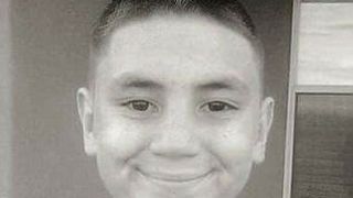 Obligat sa traiasca intr-o cusca de caine, fara mancare, apoi omorat in bataie! Este soarta trista a unui baietel de 13 ani ucis de iubitul mamei sale