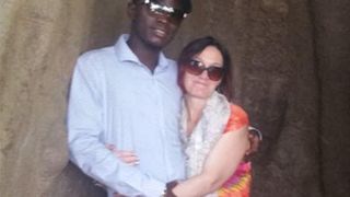 Femeia care si-a abandonat sotul si cei 9 copii pentru un barbat din Gambia si-a tatuat numele iubitului pe spate! "E o idioata, o proasta", a comentat sotul parasit