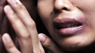 "A imobilizat-o, a urinat pe ea şi i-a introdus o carpa in gura!" Ce le faceau gardienii detinutelor de la Rahova este infiorator. Oamenii legii incearca acum sa musamalizele totul