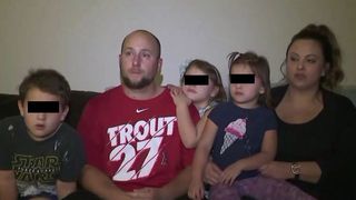 "Sotia si fetita mea tocmai au baut sangele cuiva... Cred ca avea HIV!" Victima a fost gasita pe podea, sangerand! Ce s-a intamplat intr-o familie cu 3 copii este infiorator