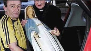 Intr-o dimineata i-a aparut statuia Fecioarei Maria in curte, crezand ca este un miracol. Dupa sase ani, fiul sau s-a indurat sa ii marturiseasca adevarul – Statuia fusese …