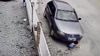 Inregistrare socanta! Un barbat isi calca nepotul cu masina - Ce se intampla imediat dupa asta este de-a dreptul cutremurator