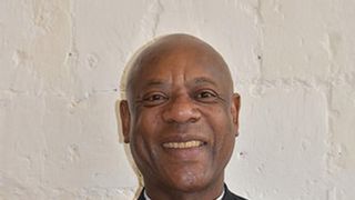 Socant! Un preot a fost filmat in timp ce consuma droguri, se uita la filme pentru adulti si apeleaza la serviciul escortelor de lux: &ldquo;Sunt un barbat fericit&rdquo;