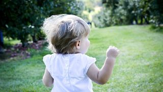 Si-a chemat prietenii la o "super" petrecere, apoi a violat o fetita de 2 ani! Micuta agresata e in coma la spital - Protectia Copilului primise reclamatii, dar nu a luat masuri