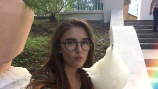 A intrat in restaurant, si-a dat haina jos, si si-a asezat pus capul pe masa. O jumatate de ora mai tarziu, tanara a fost gasita fara suflare