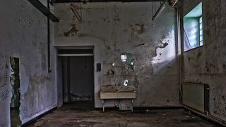 Proprietarul unei vile s-a apucat sa faca curat in locuinta in care au stat doi medici ginecologi. Ce a găsit sub podeaua baii e socant. A chemat imediat poliţiştii