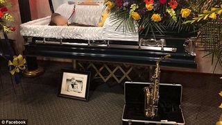 O mama indurerata si-a pozat baietelul in sicriu, iar apoi a urcat poza pe Facebook. Ce-a urmat apoi i-a cutremurat pe toti