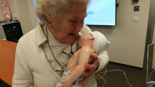 Povestea impresionanta a unei batrane din Bucuresti! Are 73 de ani, 5 copii, 10 nepoti si vine la un spital sa ingrijeasca bebelusii abandonati