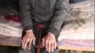 Iulian are 38 de ani si putrezeste de viu! "Merg taras, in cap, in limba...trebuie sa ma descurc! Mai muncesc si cu ziua cateodata!"