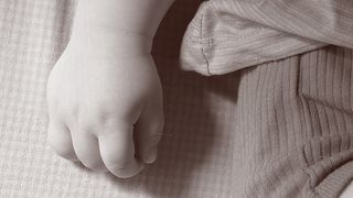 Un bebelus de 10 zile a murit dupa ce bunica lui l-a fortat sa inghita ASTA! "Asa i-am crescut pe toti copiii mei!"