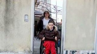 Stefan, baiatul cu dizabilitati, a invins sistemul! Dupa doi ani, se bucura de toate conditiile pentru a invata carte!