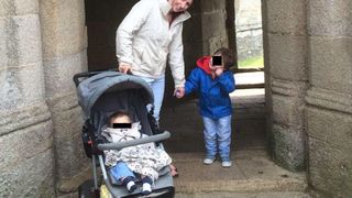 Un padurar si-a injunghiat sotia si a lasat-o sa isi dea ultima suflare in fata copiilor. "Mami e moarta, e plina de sange! Am incercat sa o trezim, dar nu putem!" Copilasii victimei le-au sfasiat inima politistilor ajunsi la fata locului