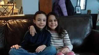 Cand au vazut trupurile acestori copilasi, politisilor le-au dat lacrimile! Mama criminala incercase sa le lipeasca ranile cu Super Glue