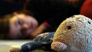 Anchete in Vrancea in cazul a trei frati de 8,9 si 11 ani care ar fi fost agresati sexual de catre tatal lor