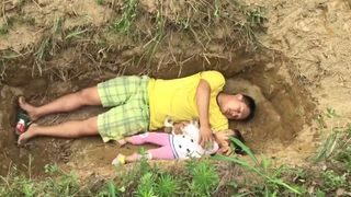 Doamne, este sfasietor! Ce s-a intamplat cu fetita care la nici 3 anisori are deja mormantul pregatit? Tatal a fost cel care i-a sapat groapa