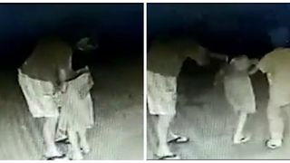 Si-a dat pantalonii jos, apoi a inceput sa sarute o fetita! Fratele acesteia incearca sa isi salveze sora din mainile pedofilului. Imagini terifiante surprinse de camerele de supraveghere