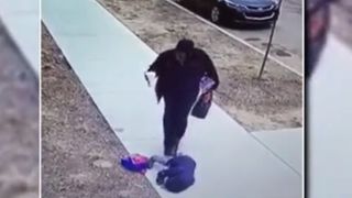 Imagini care va pot afecta emotional! Este halucinant ce poate sa faca aceasta mama cu fiul ei in mijlocul strazii