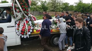 Ti se rupe sufletul! Ce i-au pus parintii Monicai in groapa? Tanara din Vidra omorata in bataie de iubit a fost inmormantata astazi in rochie de mireasa