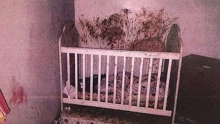 Imagini infioratoare din "casa groazei", acolo unde trei copii au fost gasiti mai mult morti decat vii