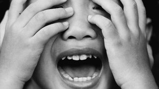 Un baietel de doi ani din Prahova, abuzat sexual de o ruda a mamei. Micutul se simte rau, iar medicii l-au preluat de URGENTA